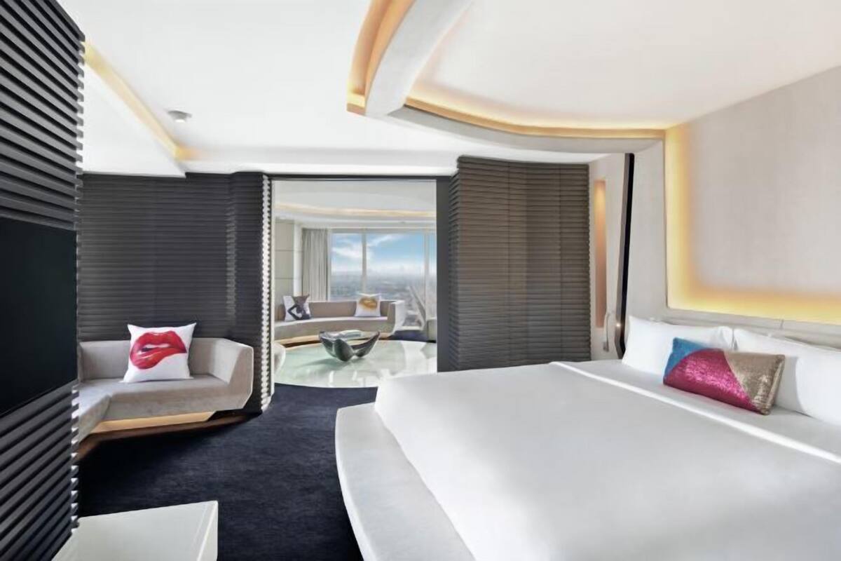 Seprai premium, minibar, brankas, dan meja kerja