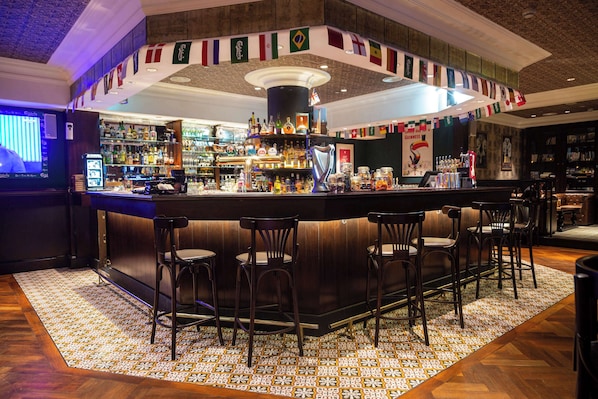 2 bars/lounges, poolside bar