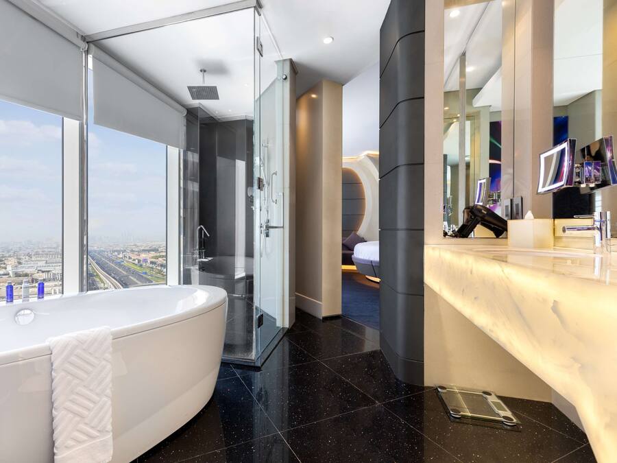Suite Eksekutif (Round Bed Vantage Suite) | Seprai premium, minibar, brankas, dan meja kerja