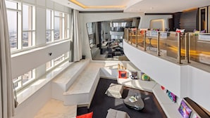 Villa, 2 dobbeltsenger, bassengutsikt (Sky, 1 King & 1 Round Bed) | Byutsikt
