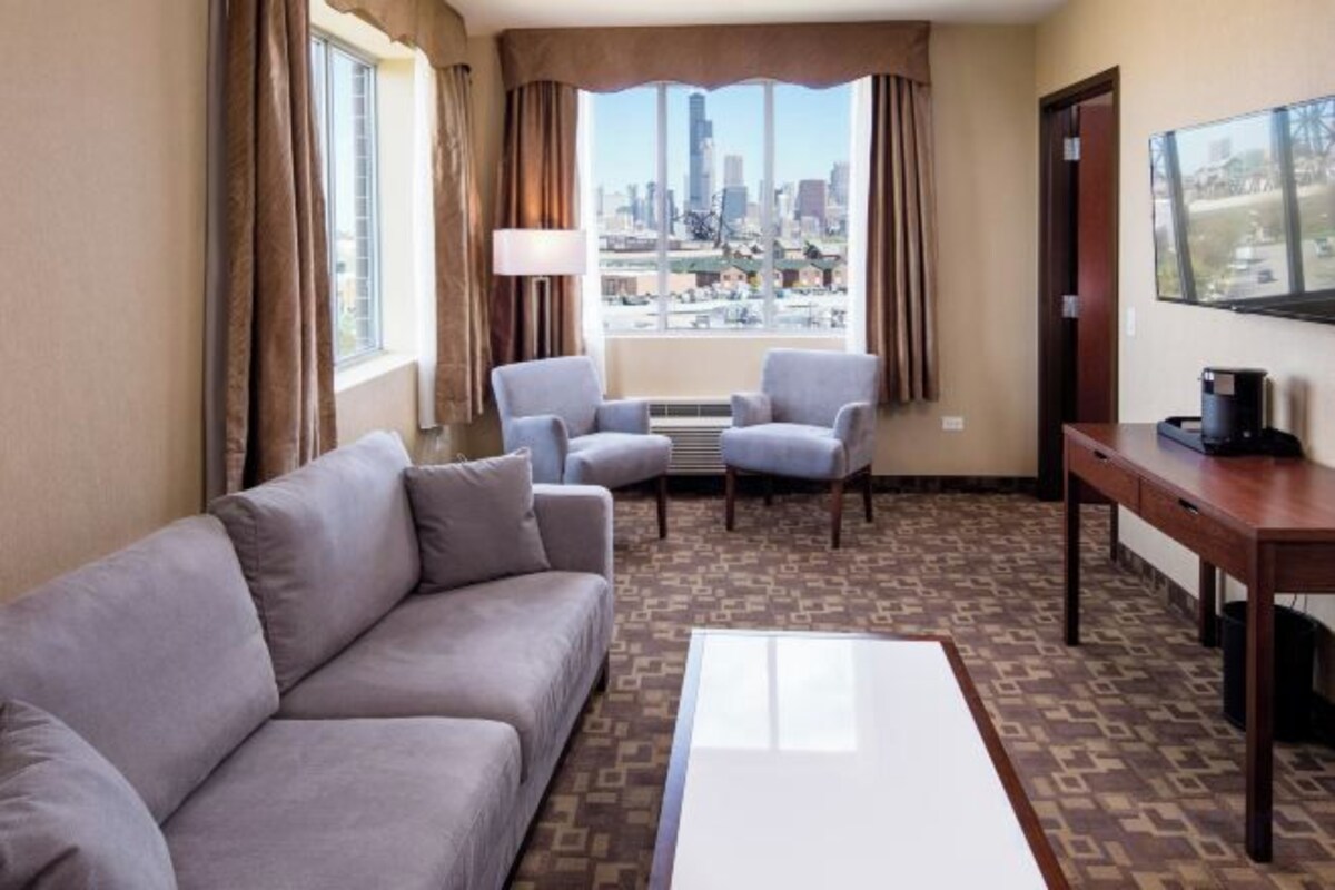 Living area | 42-inch flat-screen TV with satellite channels, TV