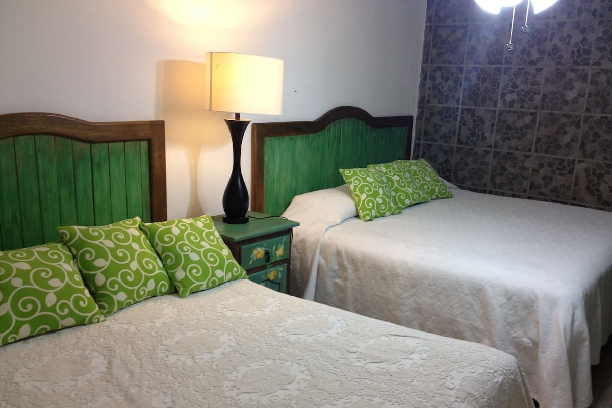 Habitación cuádruple estándar, 2 camas matrimoniales | Wifi gratis