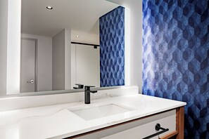 Valley Premium Room , 1 King (Newly Renovated) | Badezimmer