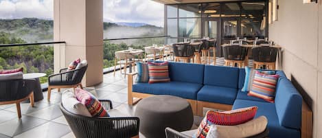 6 restaurants; breakfast, lunch, dinner and brunch served