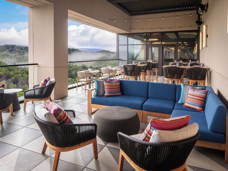 6 restaurants; breakfast, lunch, dinner, and brunch served