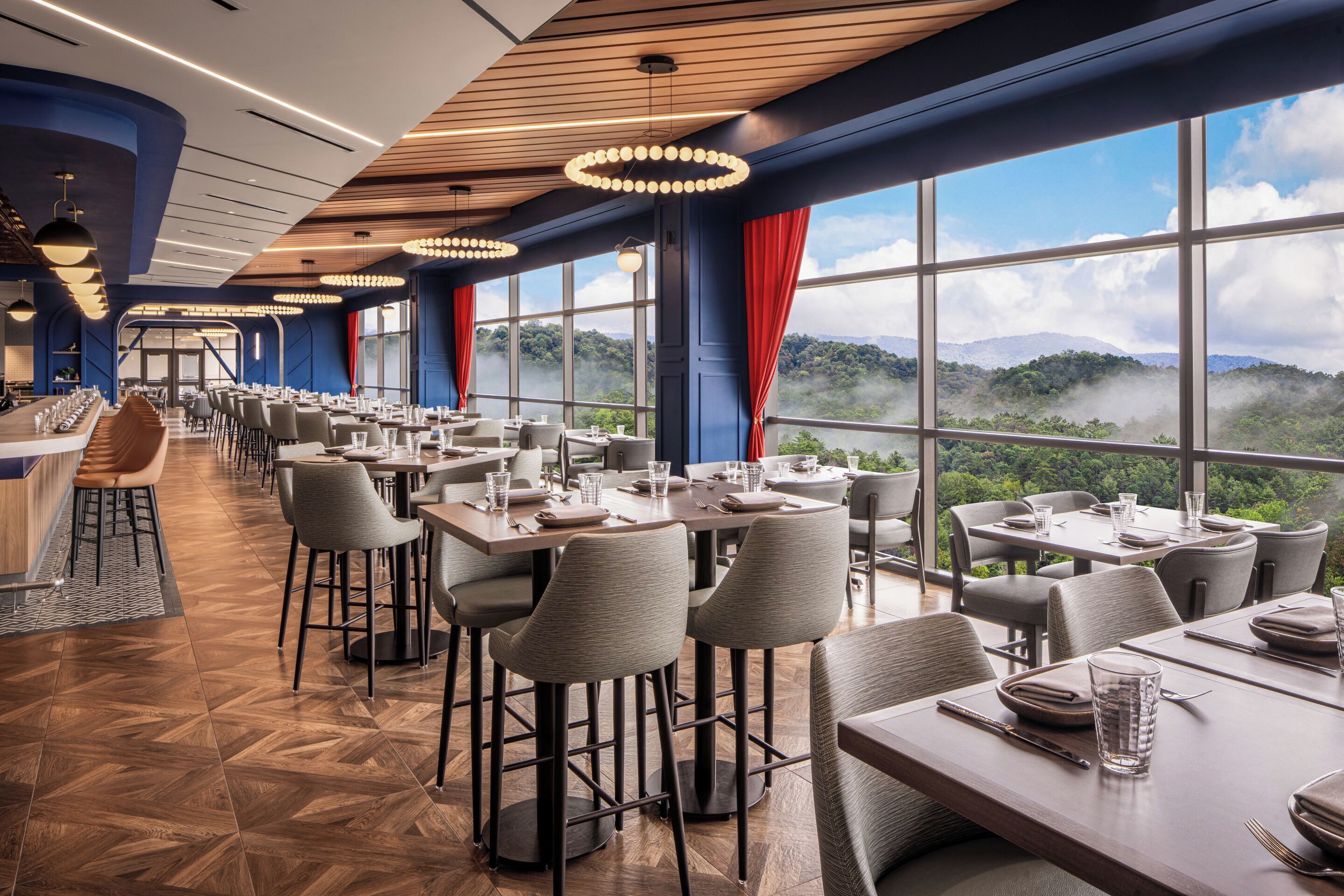 6 restaurants; breakfast, lunch, dinner, and brunch served