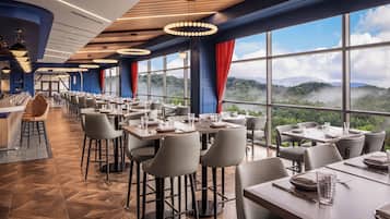 6 restaurants; breakfast, lunch, dinner, and brunch served