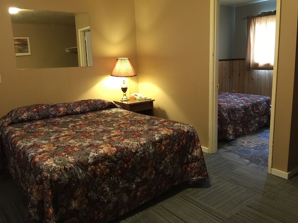 Chambre double, 2 lits doubles | Bureau, accĂšs au Wi-Fi (inclus), literie fournie