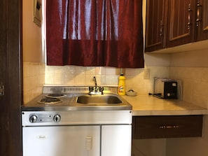 Kjøleskap, mikrobølgeovn og kaffetrakter/tekoker