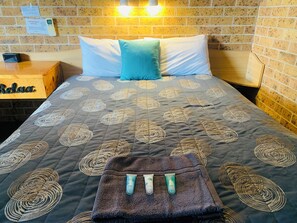 Chambre Standard, 1 grand lit | Minibar, bureau, fer et planche à repasser, Wi-Fi gratuit