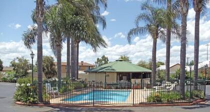 Town & Country Motor Inn