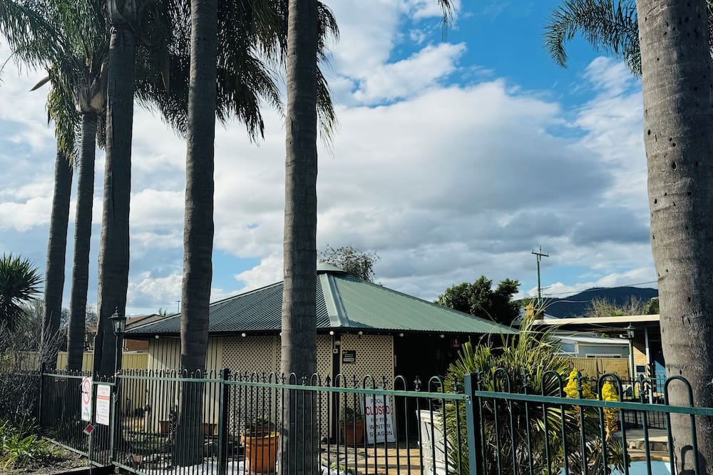 Town & Country Motor Inn