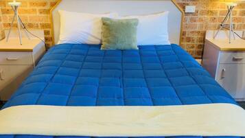 Deluxe Queen Room | Minibar, desk, iron/ironing board, free WiFi