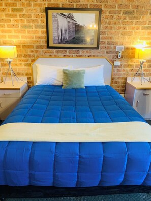 豪華客房, 1 張加大雙人床 | 迷你吧、書桌、熨斗/熨衫板、免費 Wi-Fi