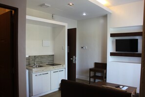 Junior Suite | Private kitchenette | Fridge, coffee/tea maker - The Reef Hotel and Residences (Olongapo)