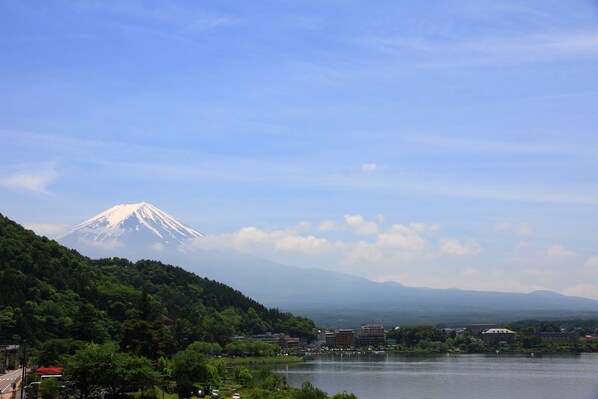Vista de un lago con una montaña al fondo.