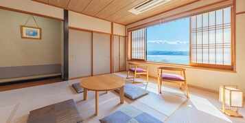 Quarto em estilo japonês | Cofres nos quartos, Wi-Fi de cortesia, roupa de cama
