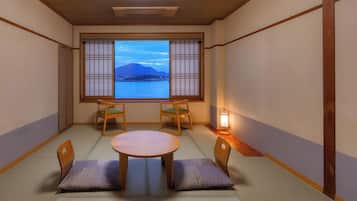 Zimmer im japanischen Stil, Seeblick | Zimmersafe, kostenloses WLAN, Bettwäsche