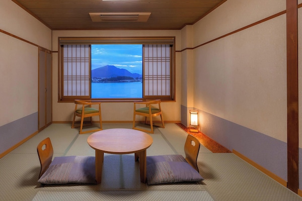 Kamar bergaya Jepang, pemandangan danau | Brankas, Wi-Fi gratis, dan seprai linen