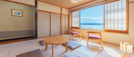 Japanese-style Room, Lake View