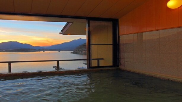 A room with a view of a body of water and mountains during sunset. - Fujikawaguchiko Onsen Hotel Asafuji (Fujikawaguchiko)