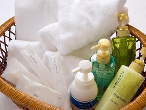 อ่างอาบน้ำและฝักบัวแยกจากกัน, ของใช้ในห้องน้ำฟรี, รองเท้าสวมภายในห้อง