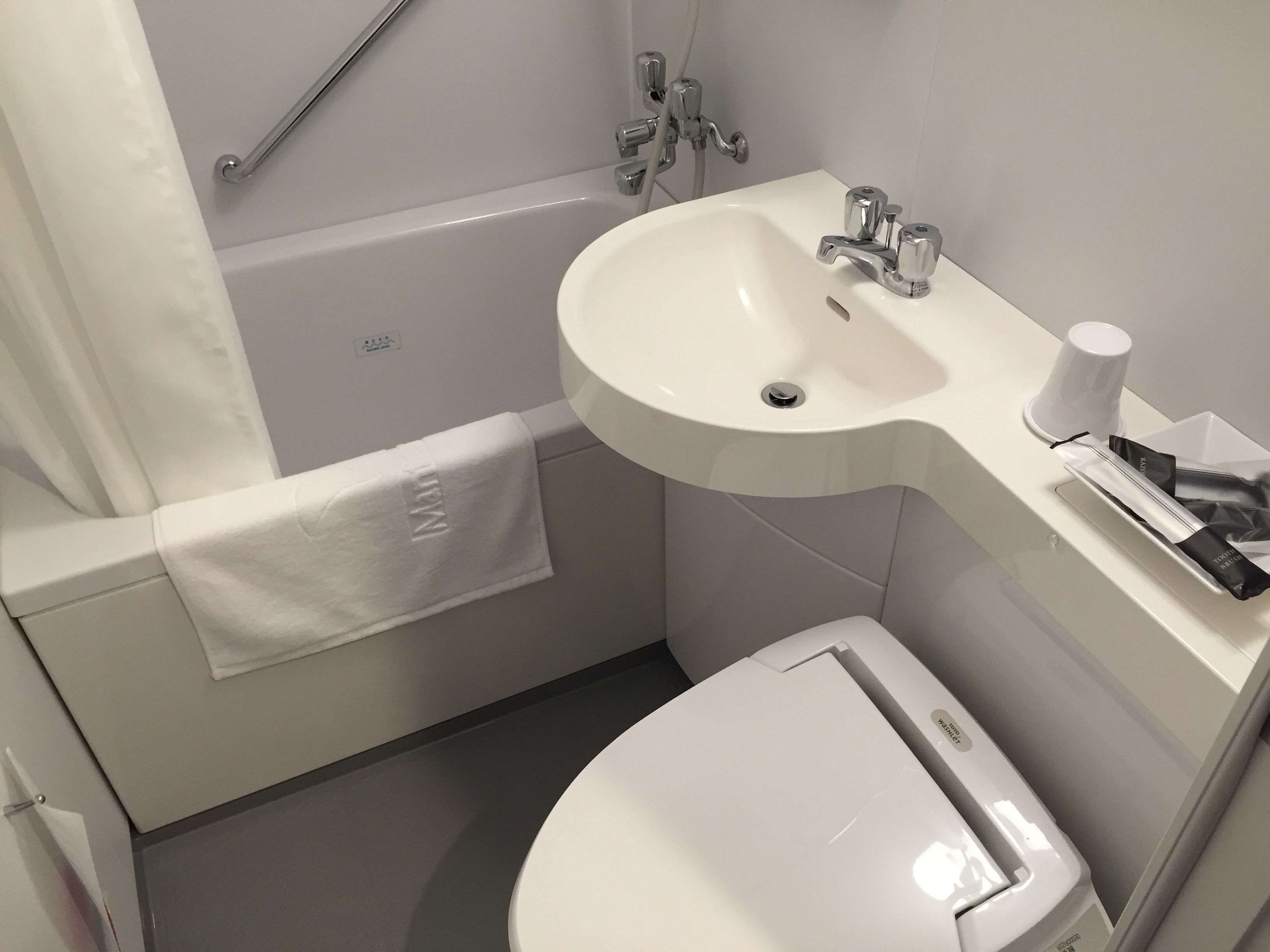 double room | bathroom | combined shower/bathtub, deep-soaking bathtub, free toiletries, slippers