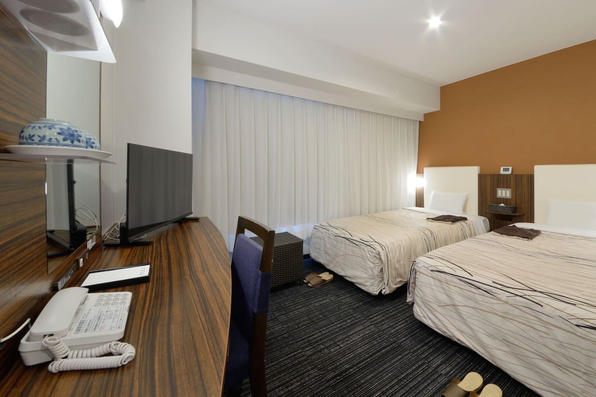 Premium bedding, desk, blackout drapes, WiFi (free)