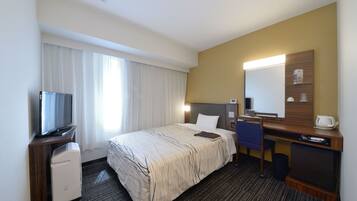 Premium bedding, desk, blackout drapes, free WiFi