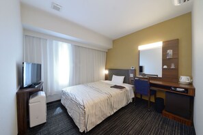 Premium bedding, desk, blackout curtains, free WiFi