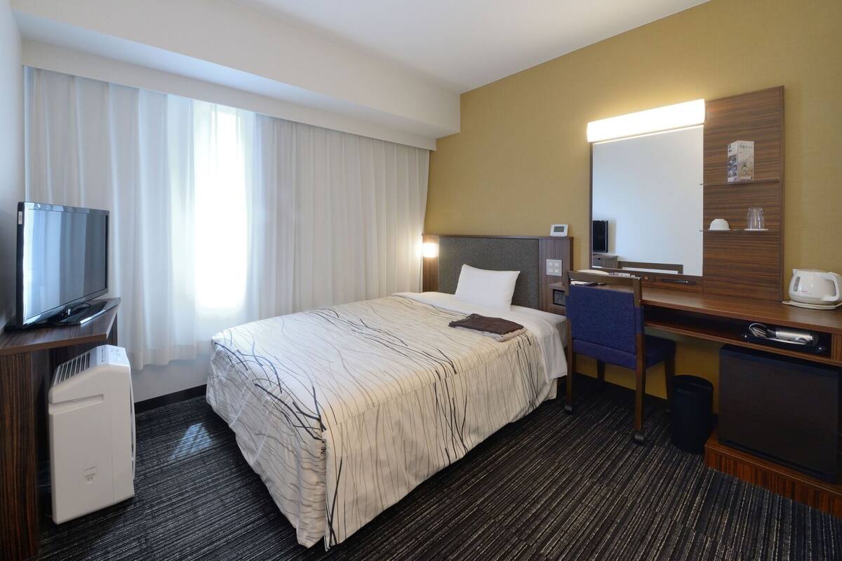 Premium bedding, desk, blackout drapes, WiFi (free)