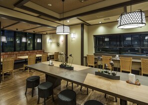 Daily cooked-to-order breakfast (JPY 1460 per person)