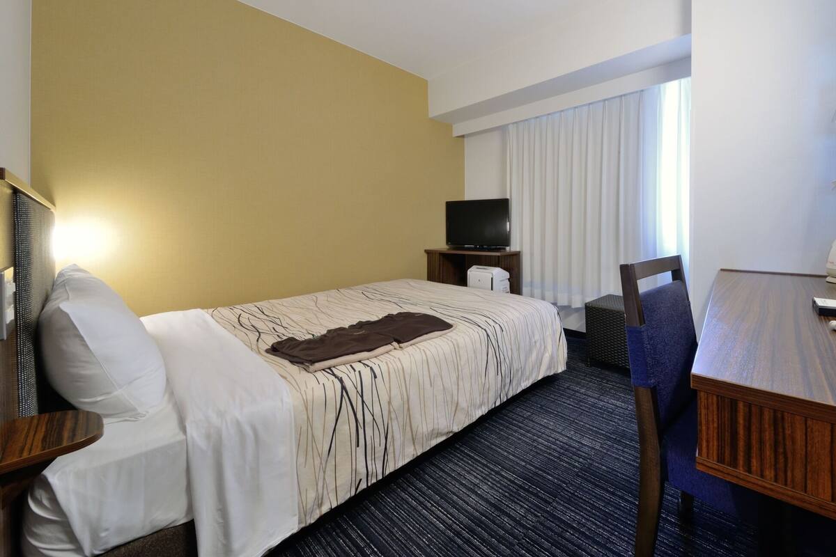 Premium bedding, desk, blackout drapes, WiFi (free)