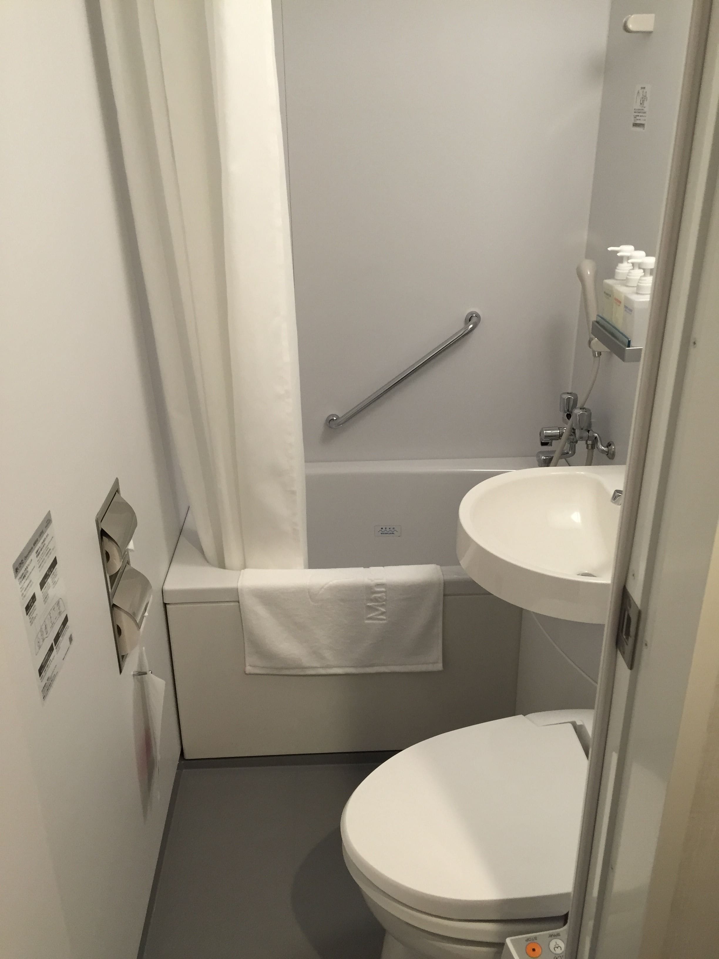 combined shower/bathtub, deep-soaking bathtub, free toiletries, slippers