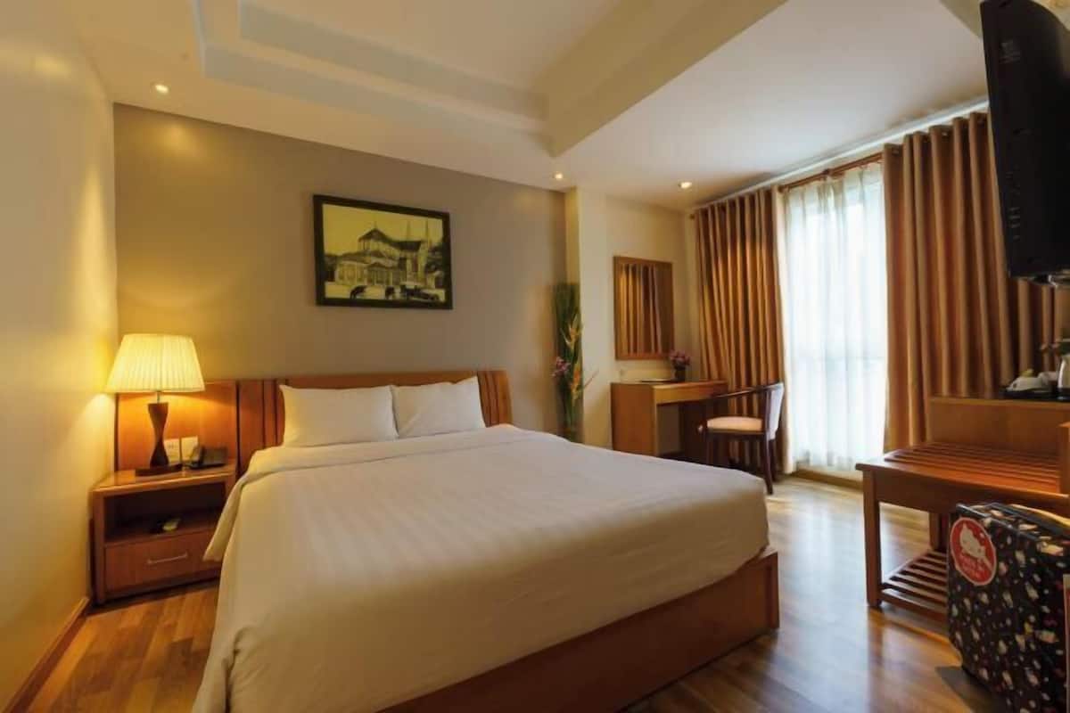 Minibar, in-room safe, desk, WiFi (free)