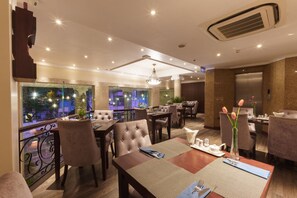 Frokost, lunsj og middag serveres, internasjonale retter 