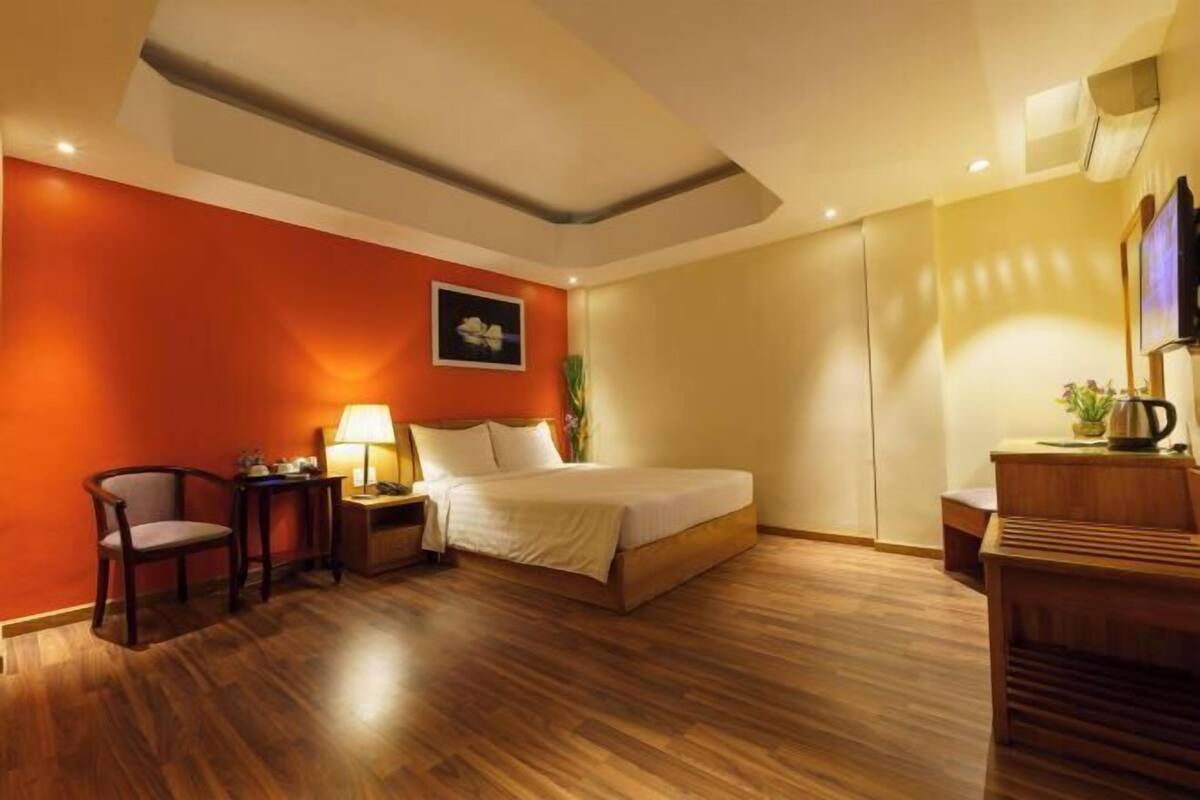 Minibar, in-room safe, desk, WiFi (free)