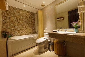 Deluxe Double Room, No Windows | Bathroom