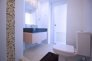 One Bedroom Apartment  | Baño | Ducha, artículos de higiene personal gratuitos y secador de pelo