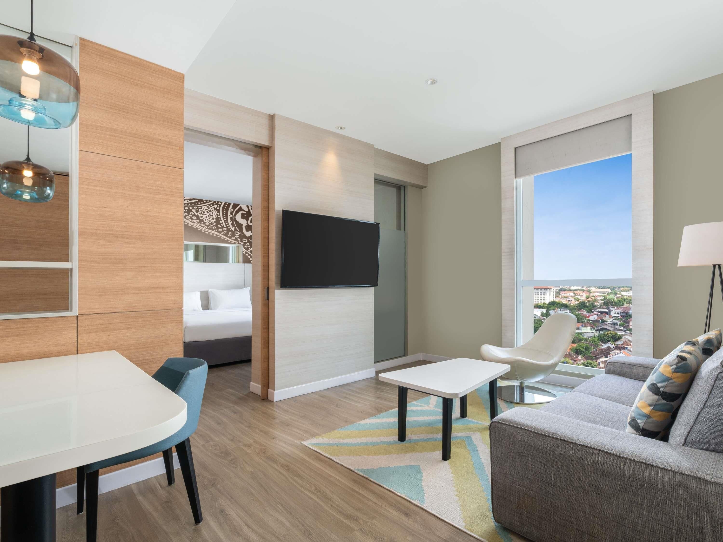 Una sala moderna con un sofá, una mesa de comedor y un televisor.