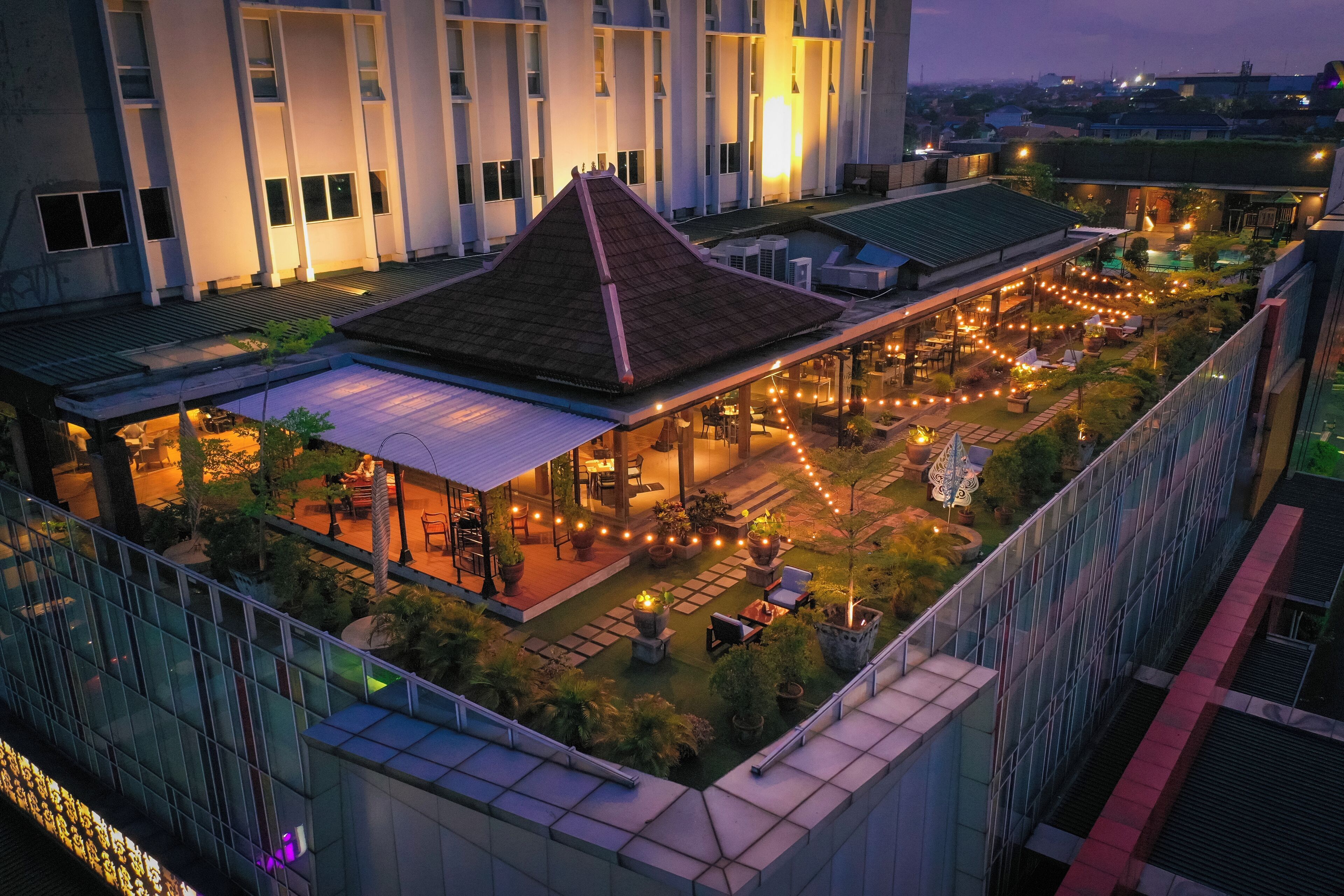 breakfast, lunch, dinner served; international cuisine