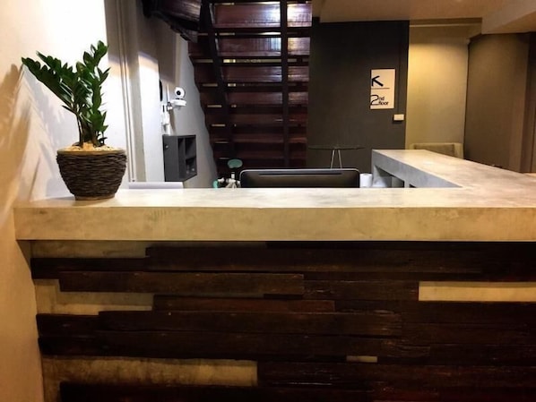 Reception - Eden Walking Street Hostel (Chiang Mai)