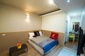 Desk, soundproofing, rollaway beds, free WiFi - Sunny House (Luodong)