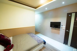 Desk, soundproofing, rollaway beds, free WiFi - Sunny House (Luodong)