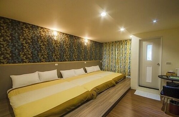 Desk, soundproofing, rollaway beds, free WiFi
