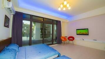 Desk, soundproofing, rollaway beds, free WiFi