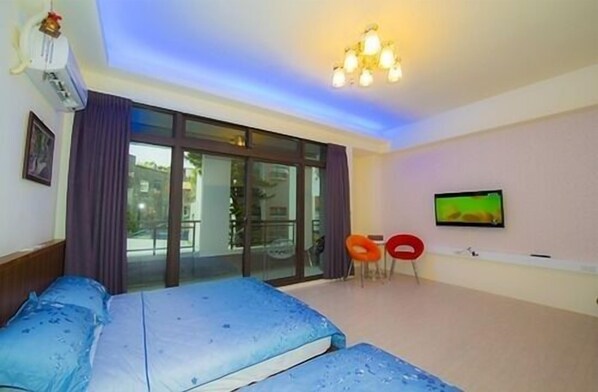 Desk, soundproofing, rollaway beds, free WiFi - Sunny House (Luodong)