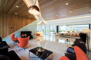 Lobby sitting area - J Inspired Hotel Pattaya (Pattaya)