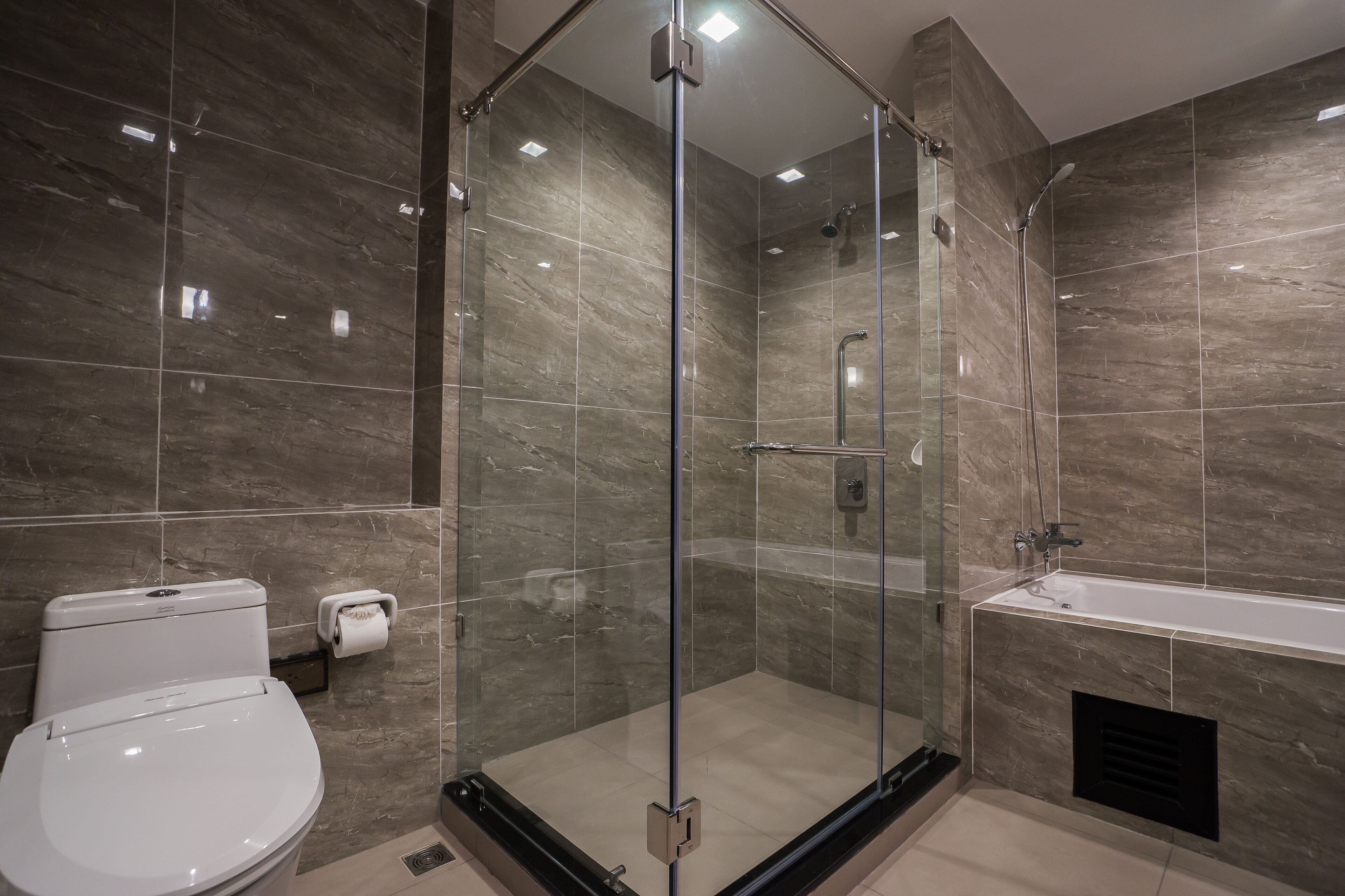 presidential suite, 2 bedrooms | bathroom shower
