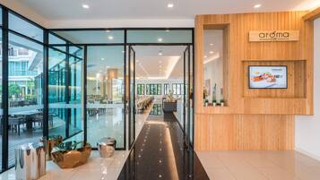 Se sirven desayunos, comidas, cenas y cocina tailandesa